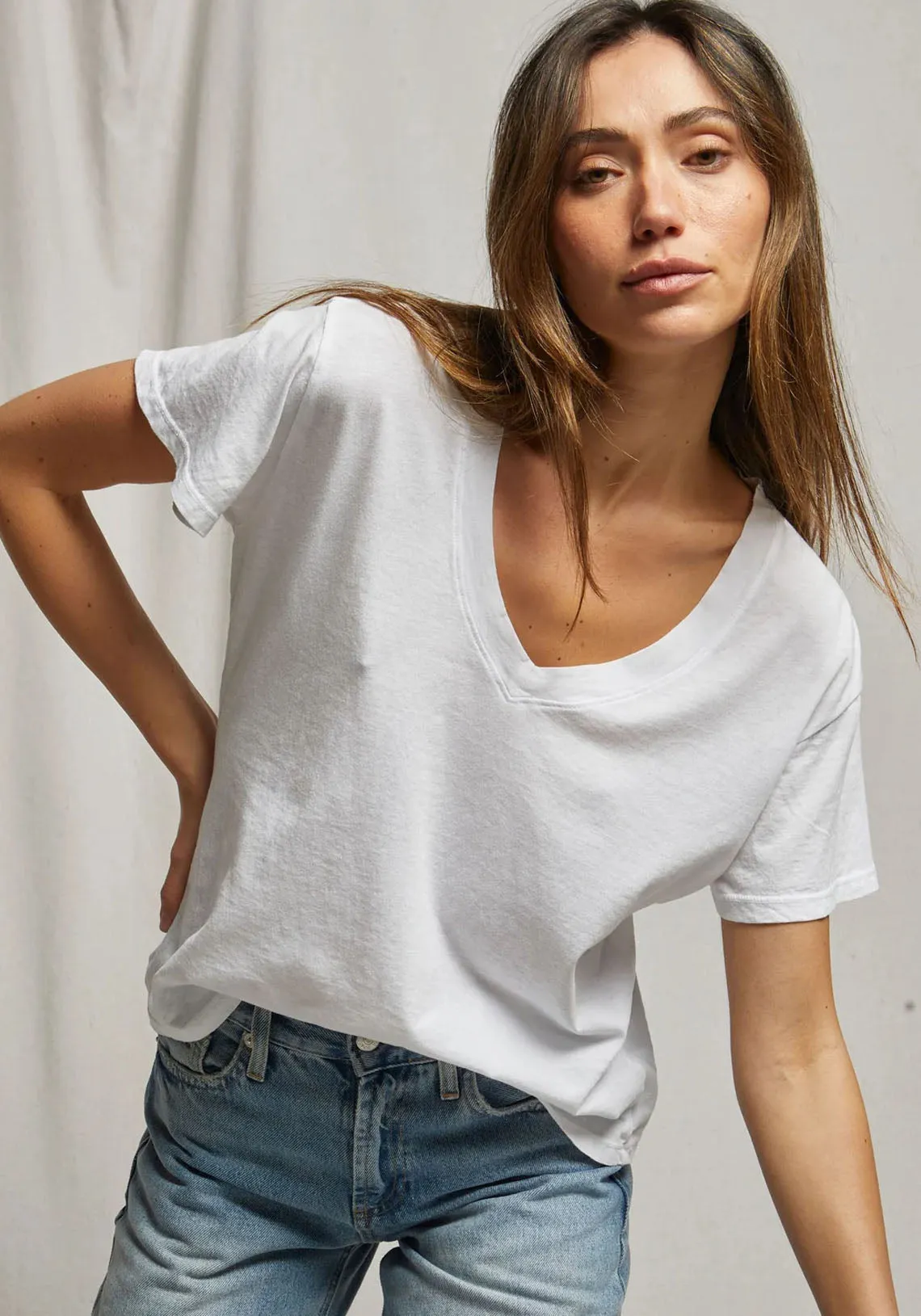 HENDRIX BASIC V NECK WHITE
